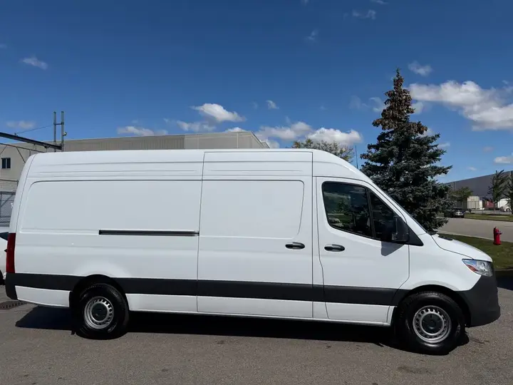 Mercedes-Benz Sprinter 2024 photo 5