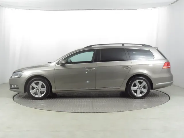 Volkswagen Passat Variant 2013 photo 2