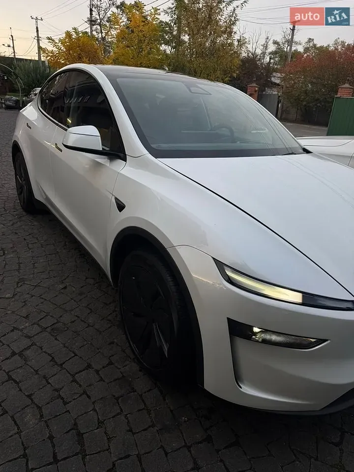 Tesla Model Y 2026 photo 2