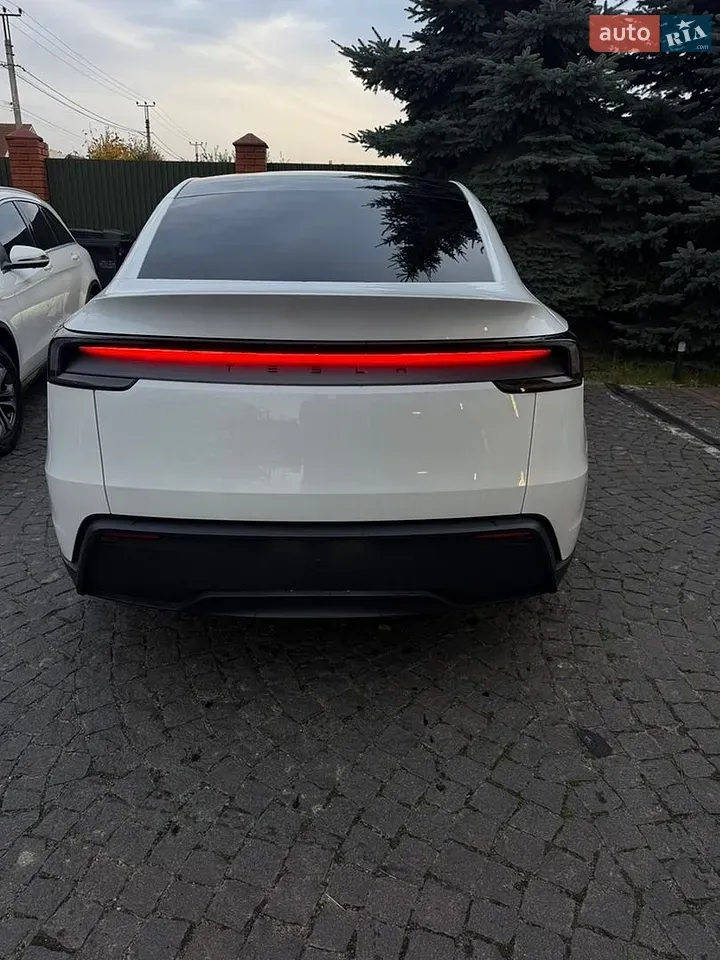 Tesla Model Y 2026 photo 3