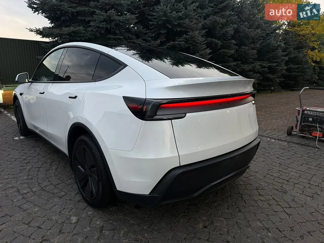 Tesla Model Y 2026 photo 4