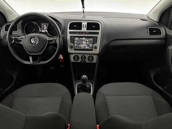 Volkswagen Polo 2015 photo 2