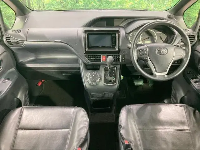 Toyota Voxy 2014 photo 2