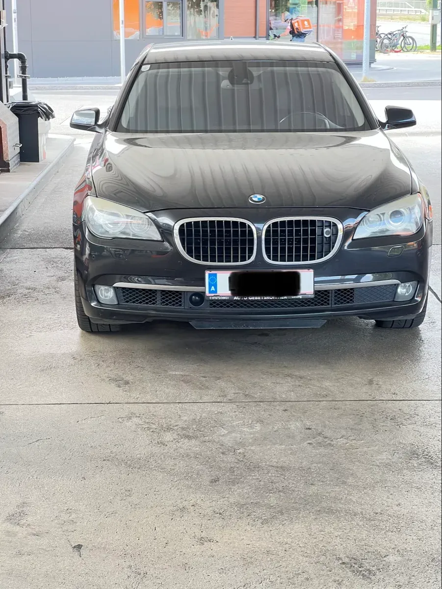 BMW 7 Series 2009 photo 2