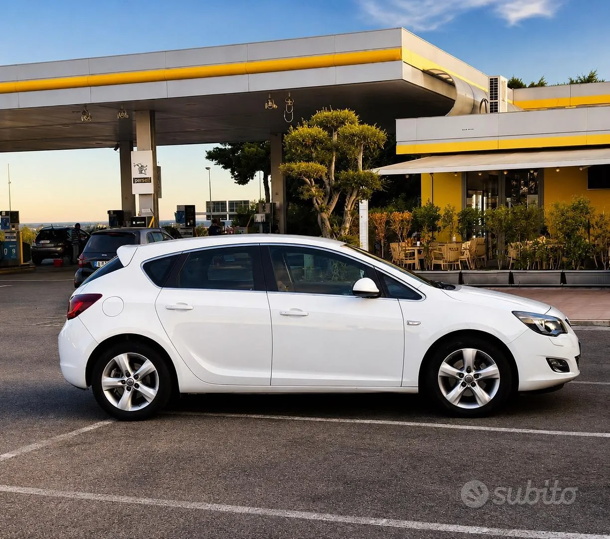 Opel Astra 2012 photo 2