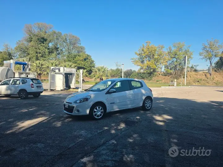Renault Clio 2012 photo 2