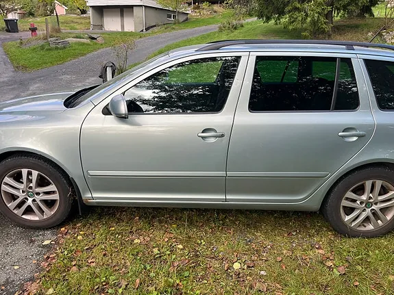 Skoda Octavia 2011 photo 2