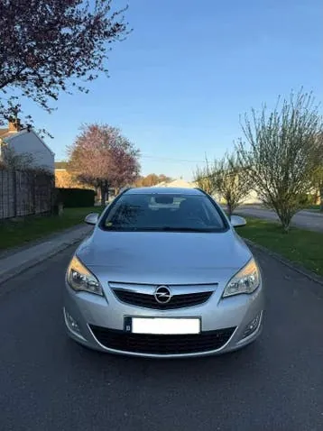 Opel Astra 2012 photo 2