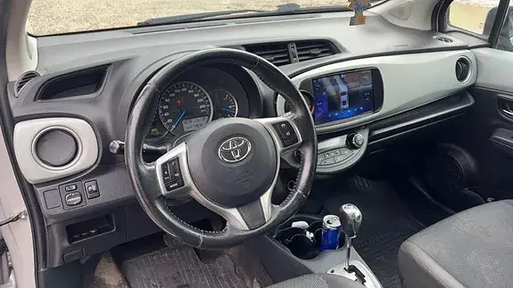 Toyota Yaris 2012 photo 4