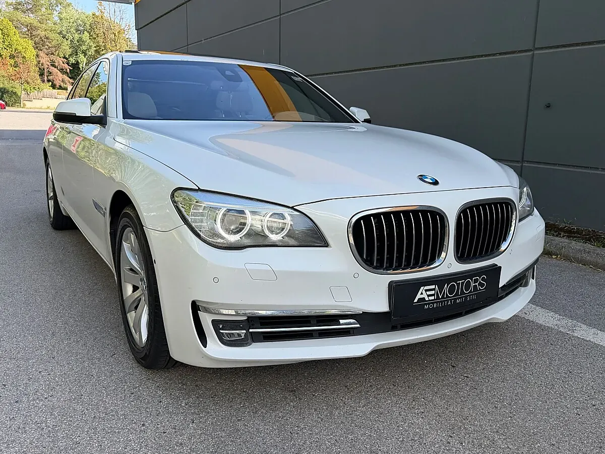 BMW 7 Series 2012 photo 2