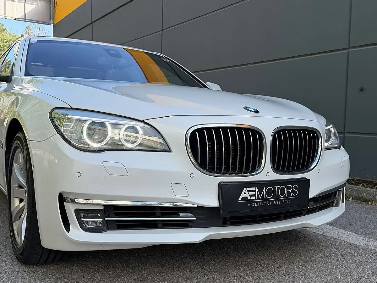 BMW 7 Series 2012 photo 3