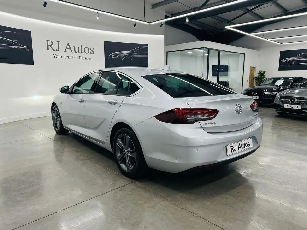 Vauxhall Insignia 2017 photo 2