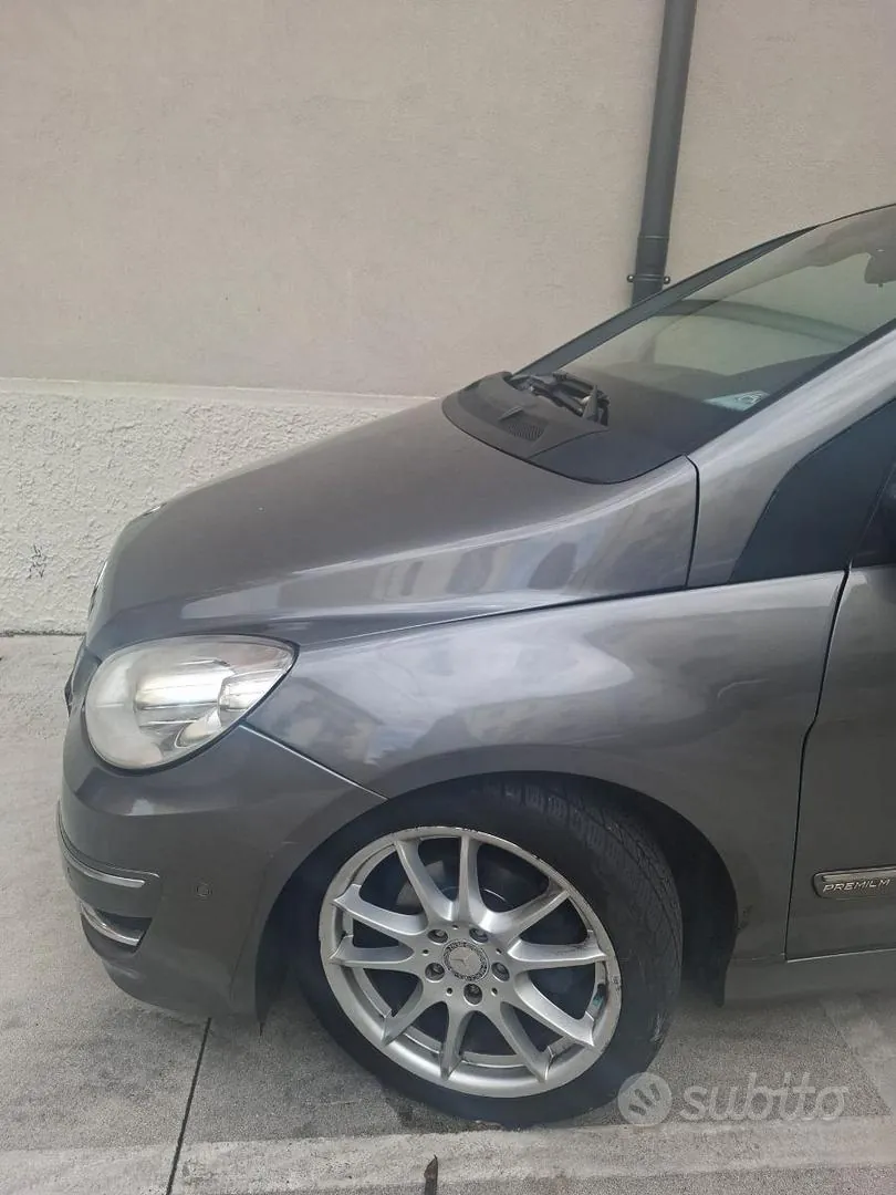 Mercedes-Benz B-Class 2010 photo 2
