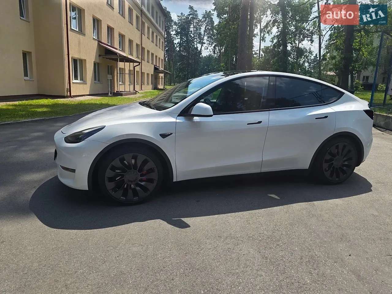 Tesla Model Y 2022 photo 2