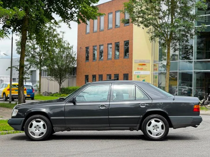 Mercedes-Benz 200-Serie 1988 photo 2