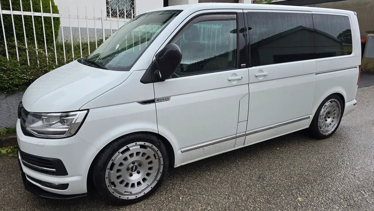 Volkswagen Multivan 2016 photo 2