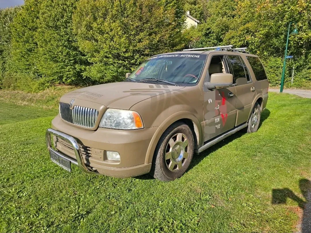 Lincoln Navigator 2005 photo 2