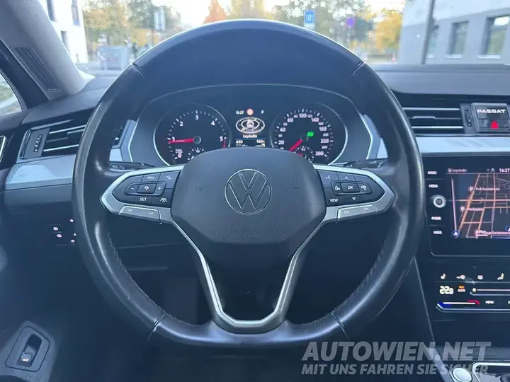 Volkswagen Passat 2023 photo 3