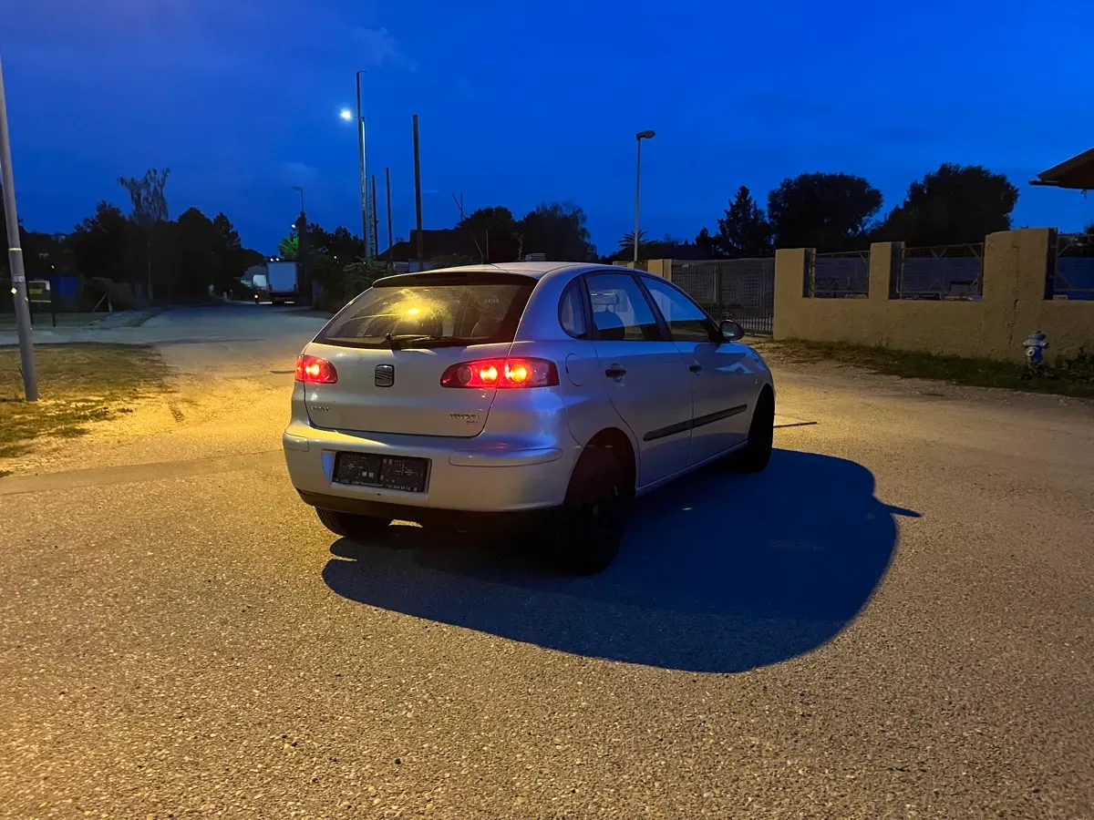 Seat Ibiza 2002 photo 2