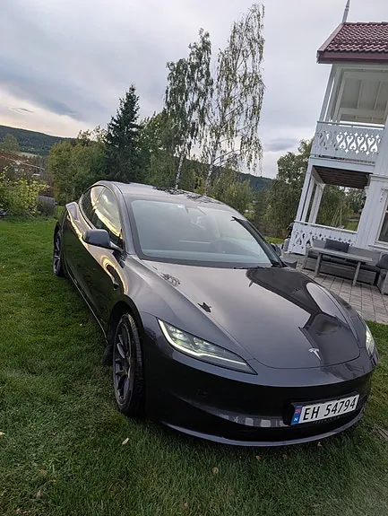 Tesla Model 3 2024 photo 2