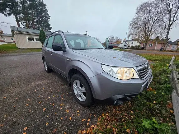 Subaru Forester 2010 photo 2