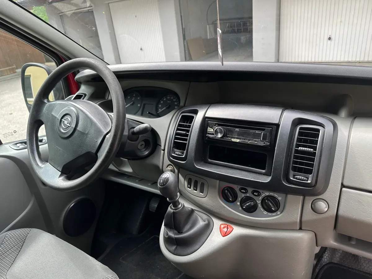 Opel Vivaro 2009 photo 2