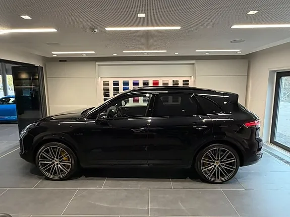 Porsche Cayenne Turbo S 2021 photo 2