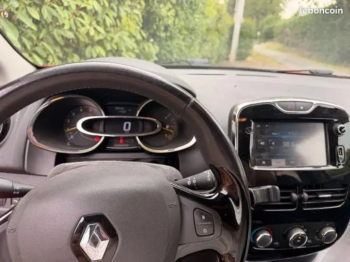 Renault Clio 2013 photo 2