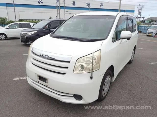 Toyota Noah 2008 photo 2