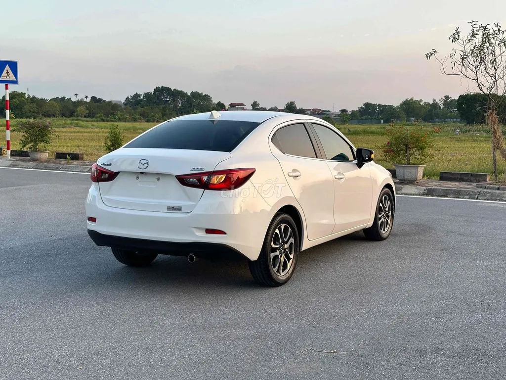 Mazda 2 2015 photo 5