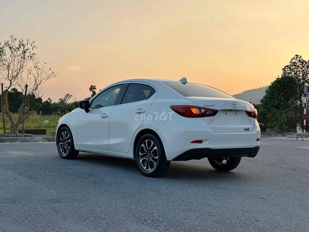 Mazda 2 2015 photo 2