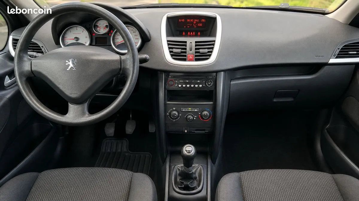 Peugeot 207 2011 photo 3