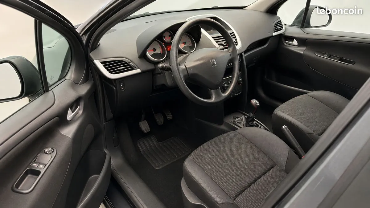 Peugeot 207 2011 photo 4