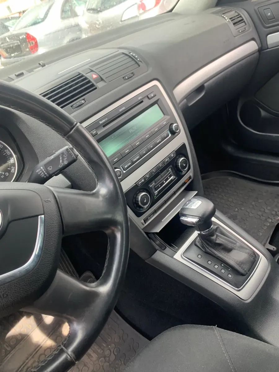 Skoda Octavia 2010 photo 2