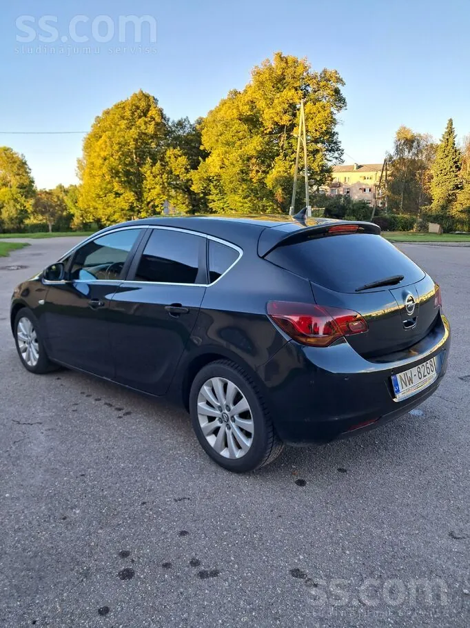 Opel Astra 2012 photo 2