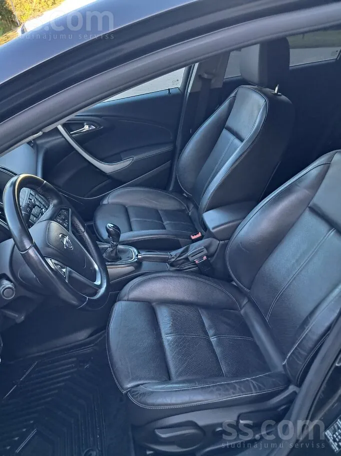 Opel Astra 2012 photo 3