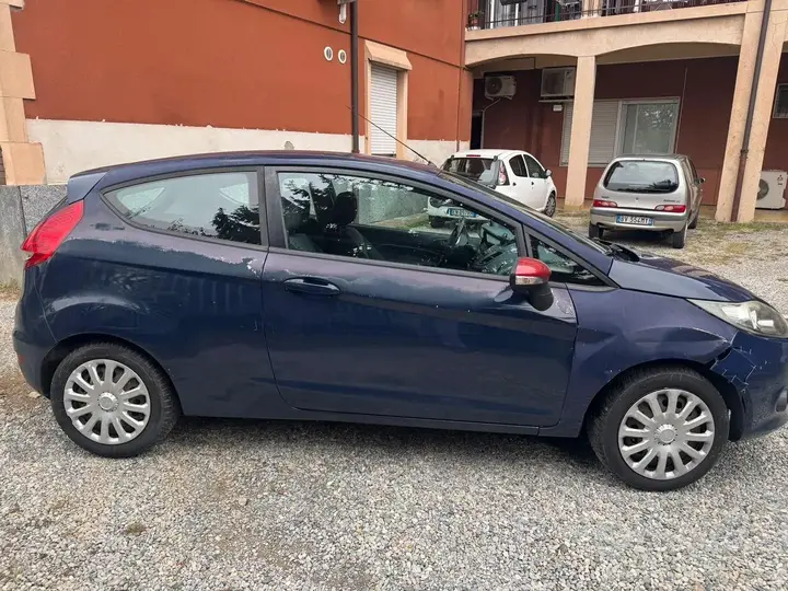 Ford Fiesta 2010 photo 2