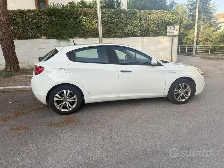 Alfa Romeo Giulietta 2015 photo 2