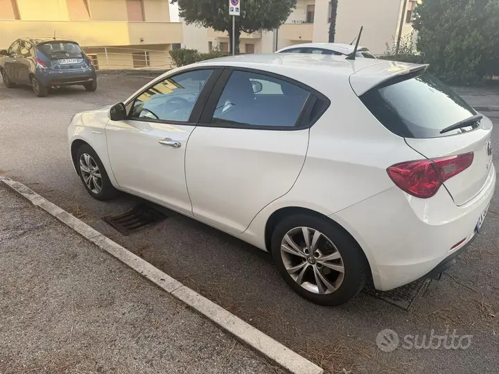 Alfa Romeo Giulietta 2015 photo 4