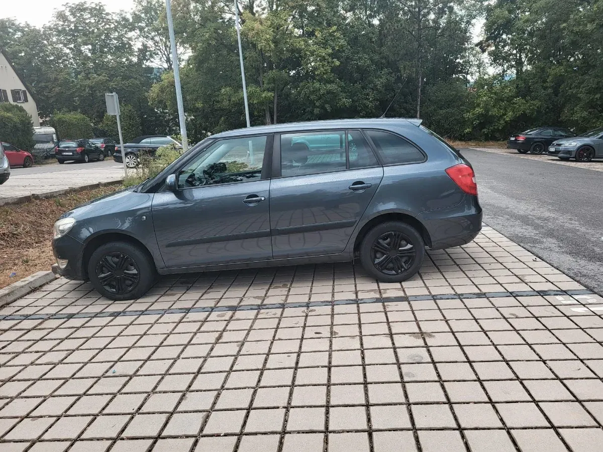 Skoda Fabia 2011 photo 3
