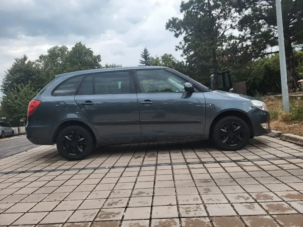 Skoda Fabia 2011 photo 2