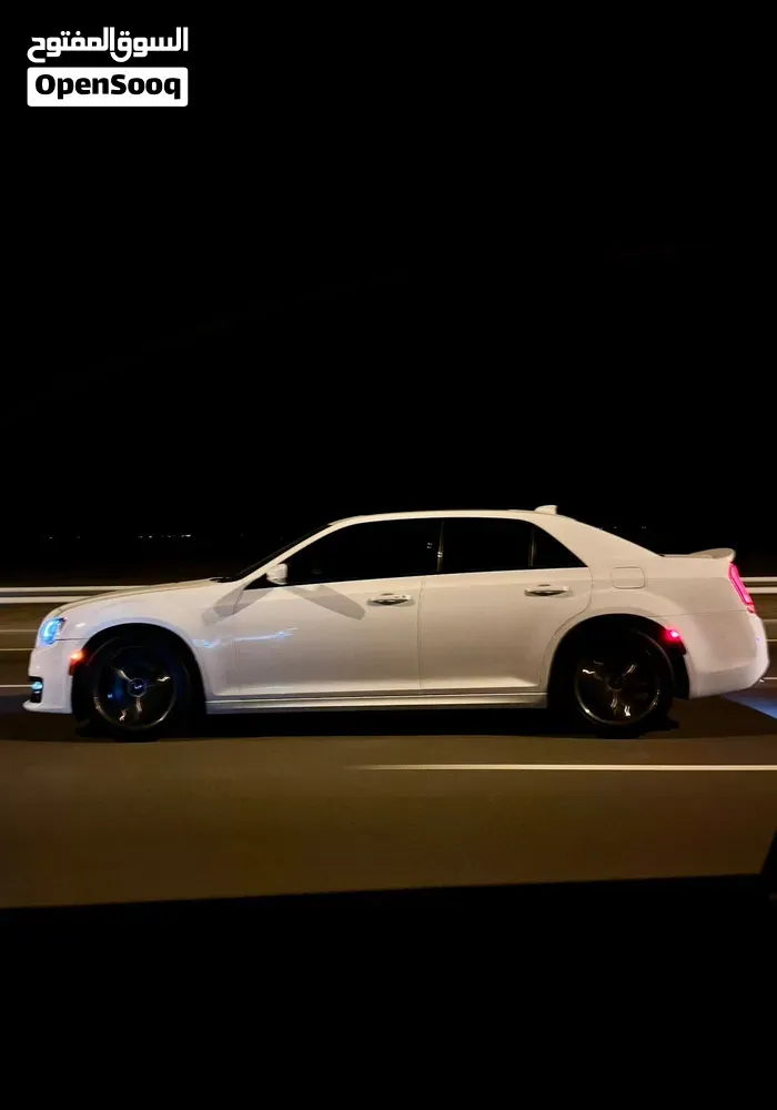 Chrysler 300 2021 photo 2