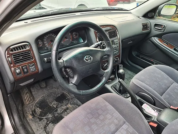 Toyota Avensis 2000 photo 4