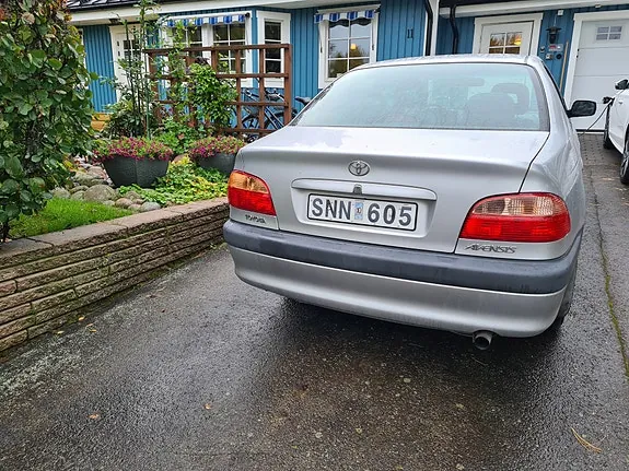 Toyota Avensis 2000 photo 2