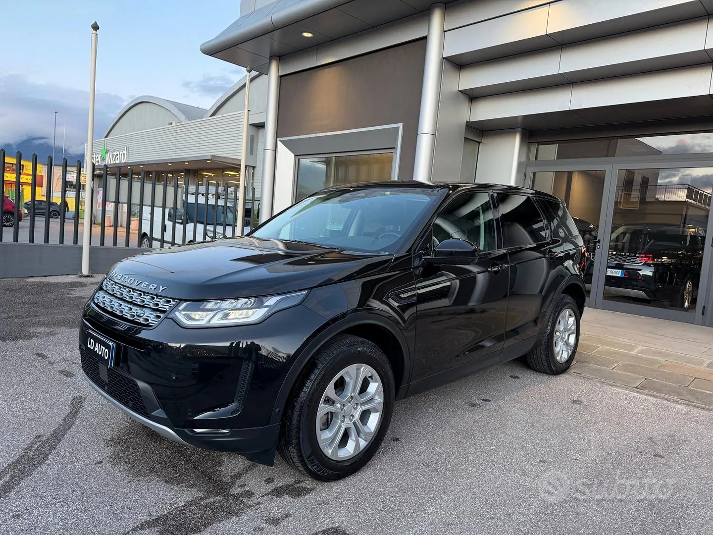 Land Rover Discovery Sport 2021 photo 3