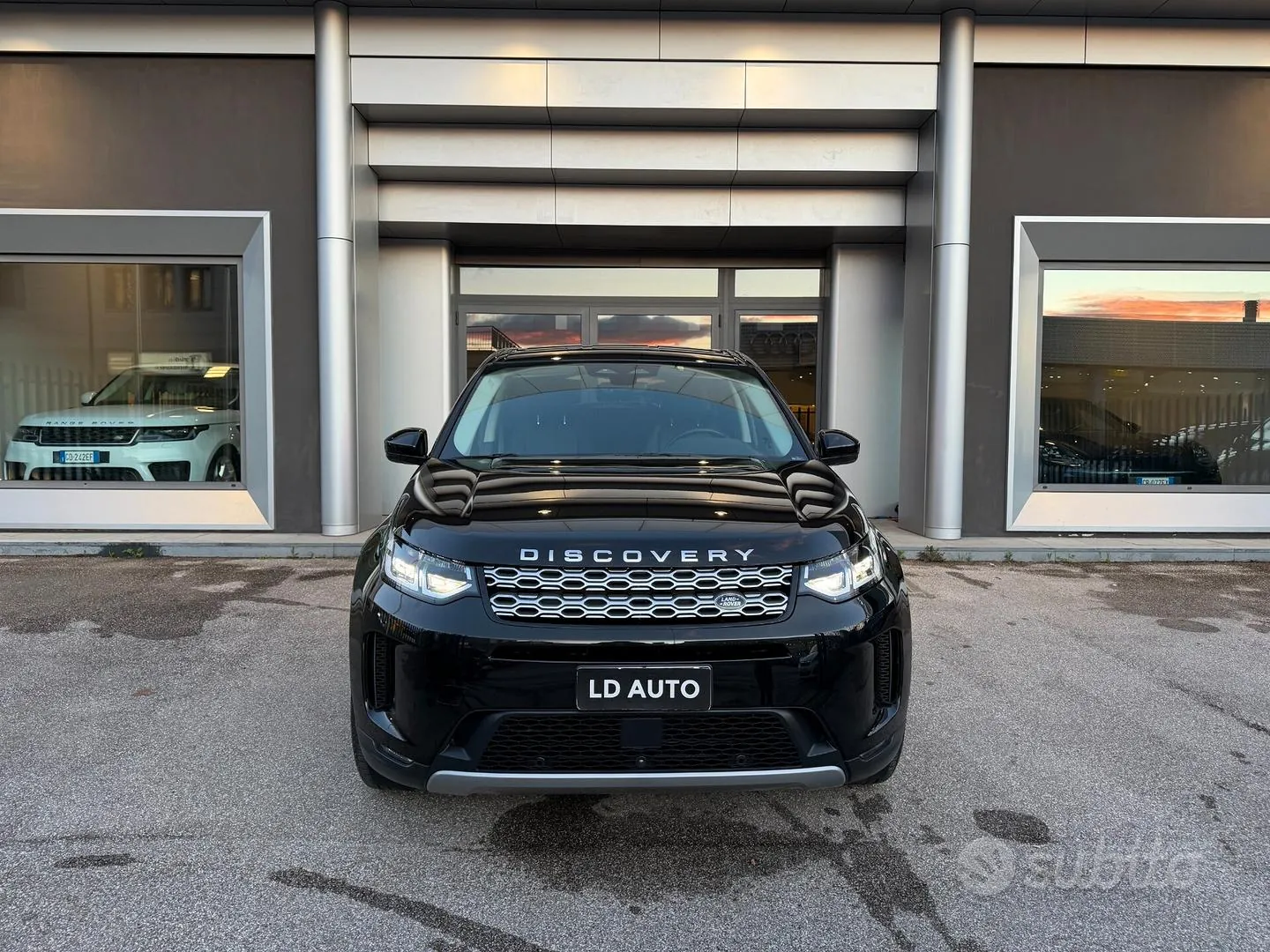 Land Rover Discovery Sport 2021 photo 2
