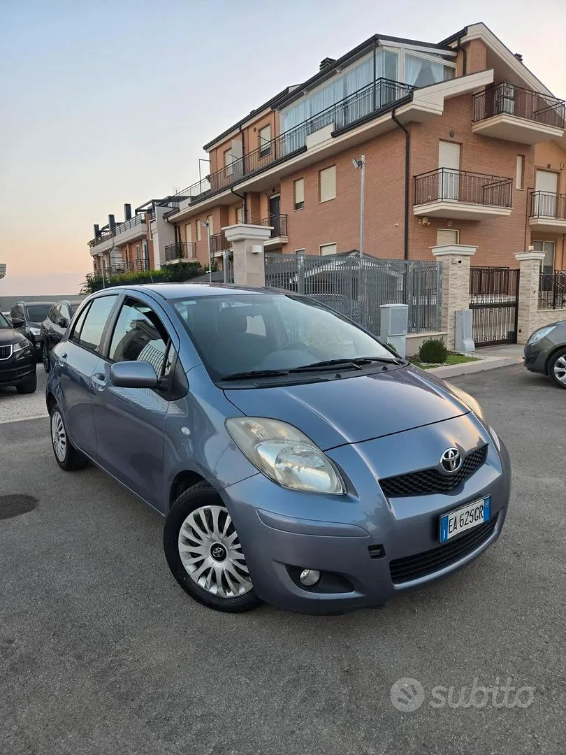 Toyota Yaris 2010 photo 2