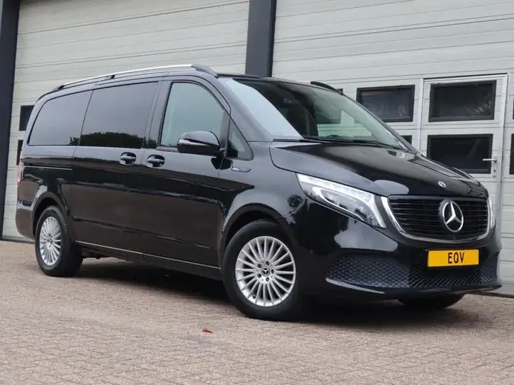 Mercedes-Benz Eqv 2021 photo 2