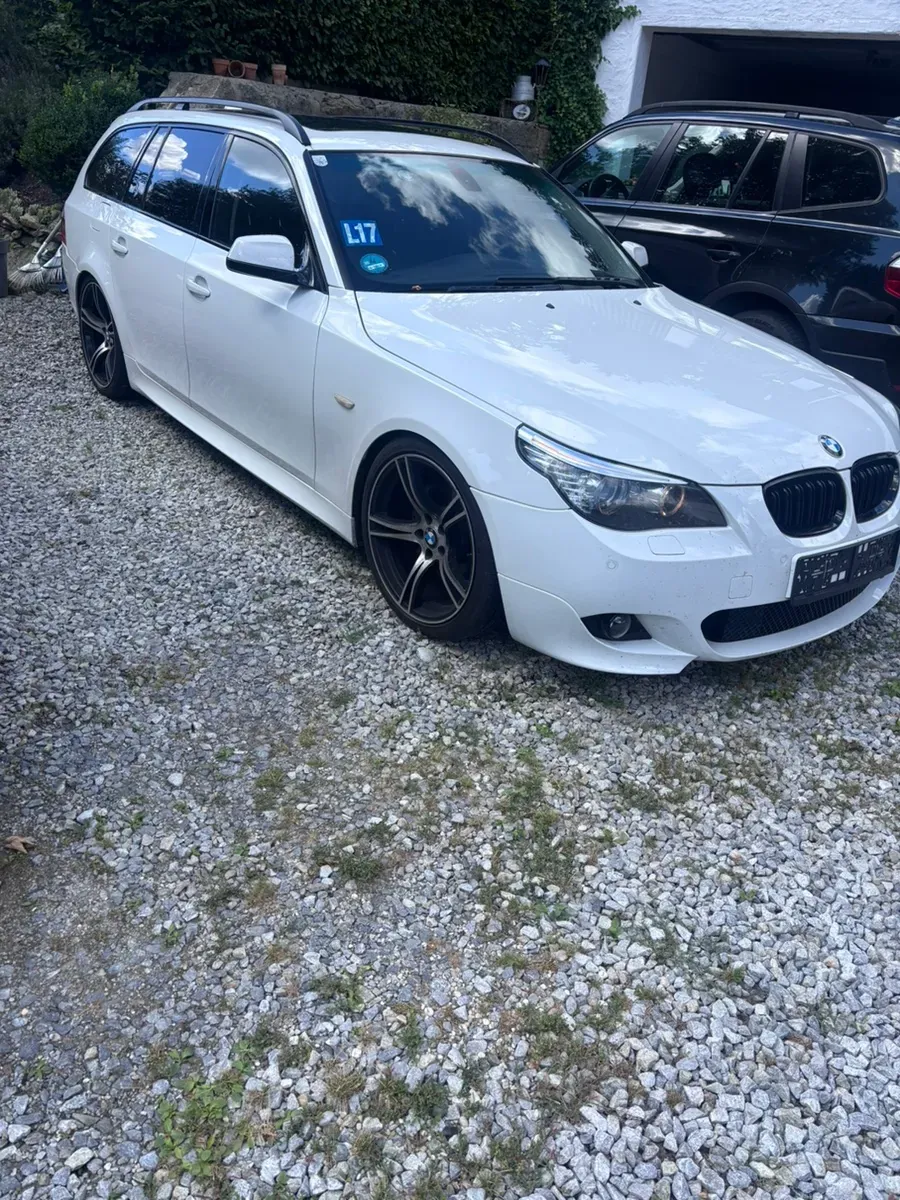 BMW 5 Series 2010 photo 2