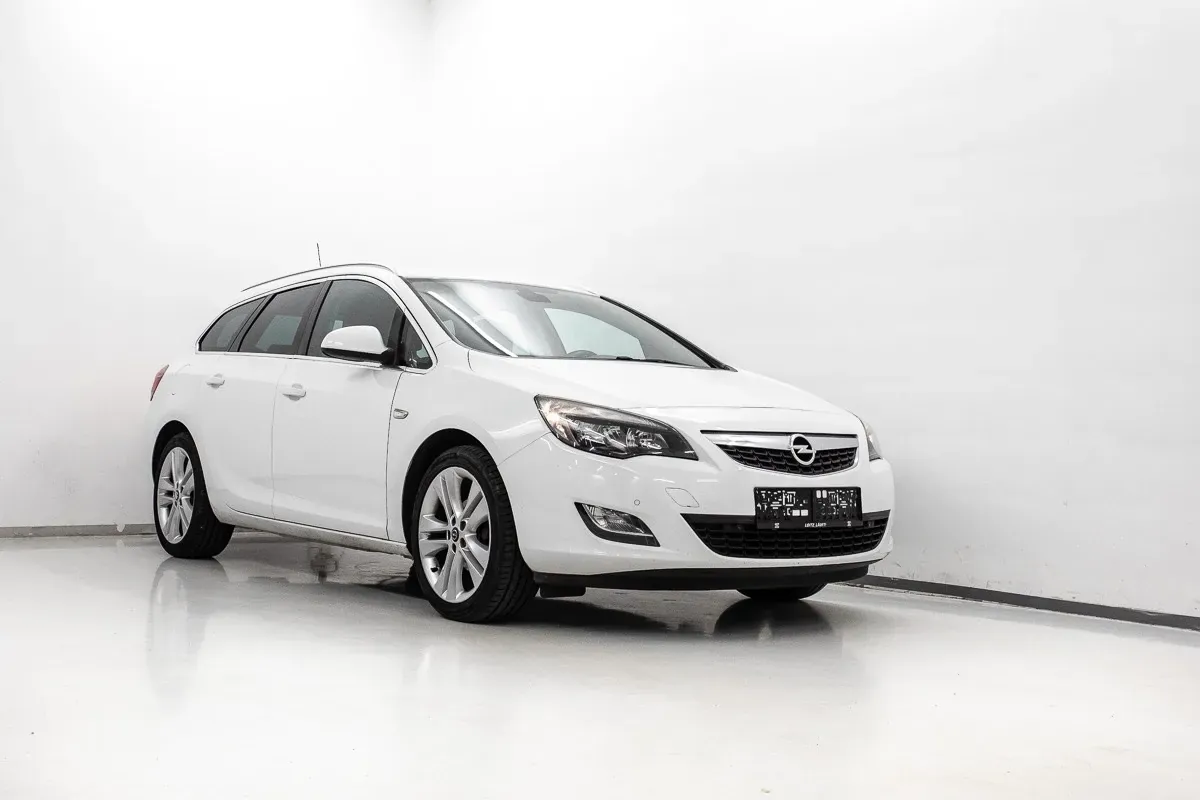 Opel Astra 2011 photo 2